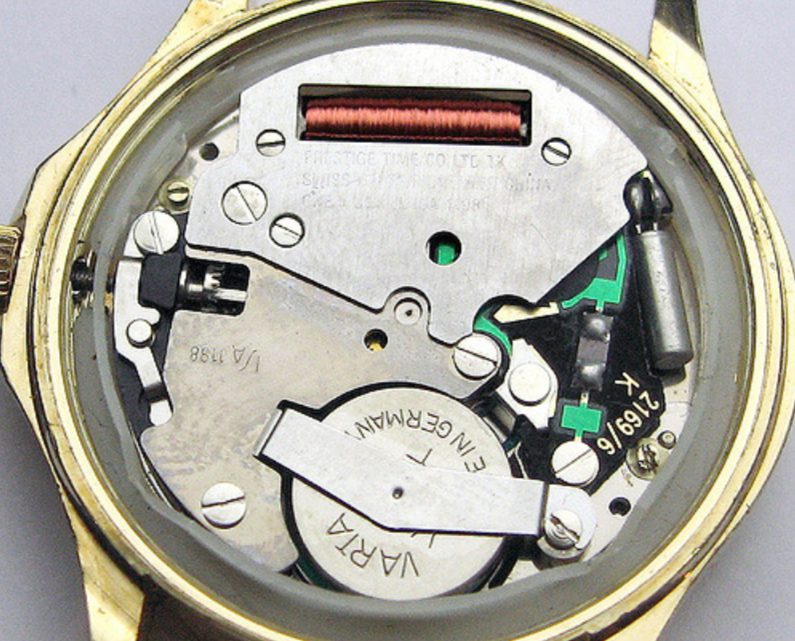 Pin được lắp bên trong bộ máy đồng hồ Quartz