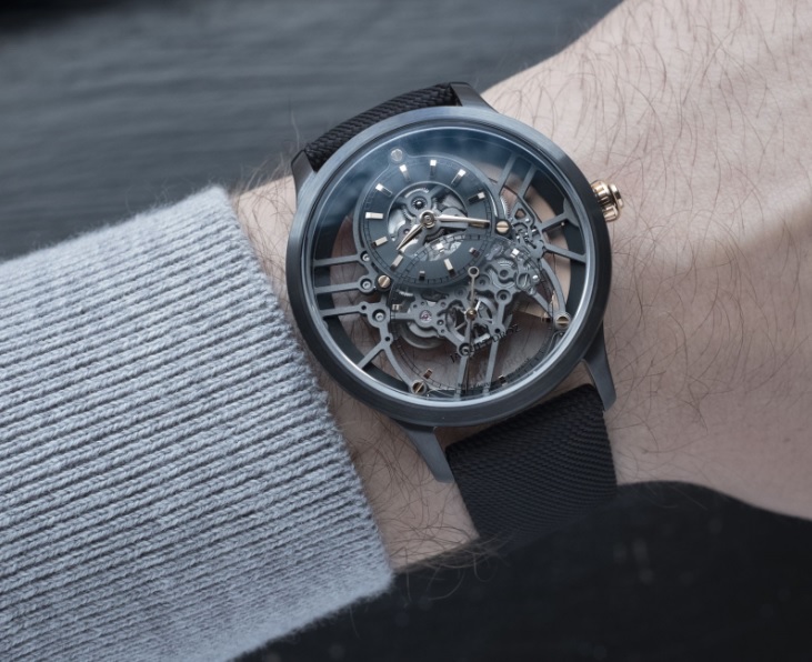 Do_thiết_kế_Skeleton_có_thể_nhìn_xuyên_thấu_nên_người_nhiều_lông_tay_sẽ_rất_hạn_chế_khi_dùng_mẫu_này