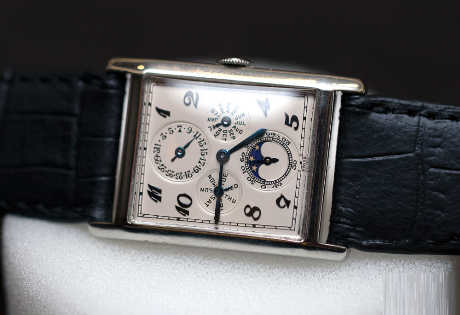 Đồng hồ đeo tay Audemars Piguet trang bị bộ máy calibre 10GHSM