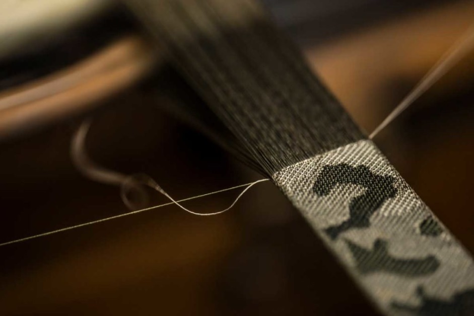Dây_camo_strap_được_Julien_Faure_thiết_kế_đặc_biệt_dành_cho_mẫu_Tudor_Ranger_đang_trong_quá_trình_dệt