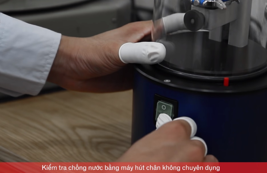 Thay_kính_đồng_hồ_Kiểm_tra_độ_chốn_nước_bằng_máy_hút_chân_không