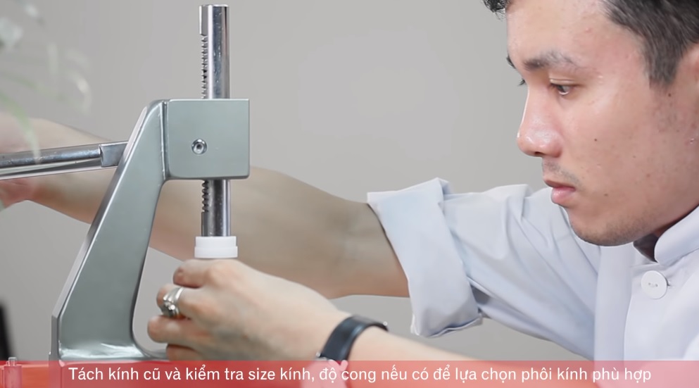 Thay_kính_đồng_hồ_Tách_kính_cũ_kiểm_tra_để_lựa_chọn_kính_đồng_hồ_phù_hợp