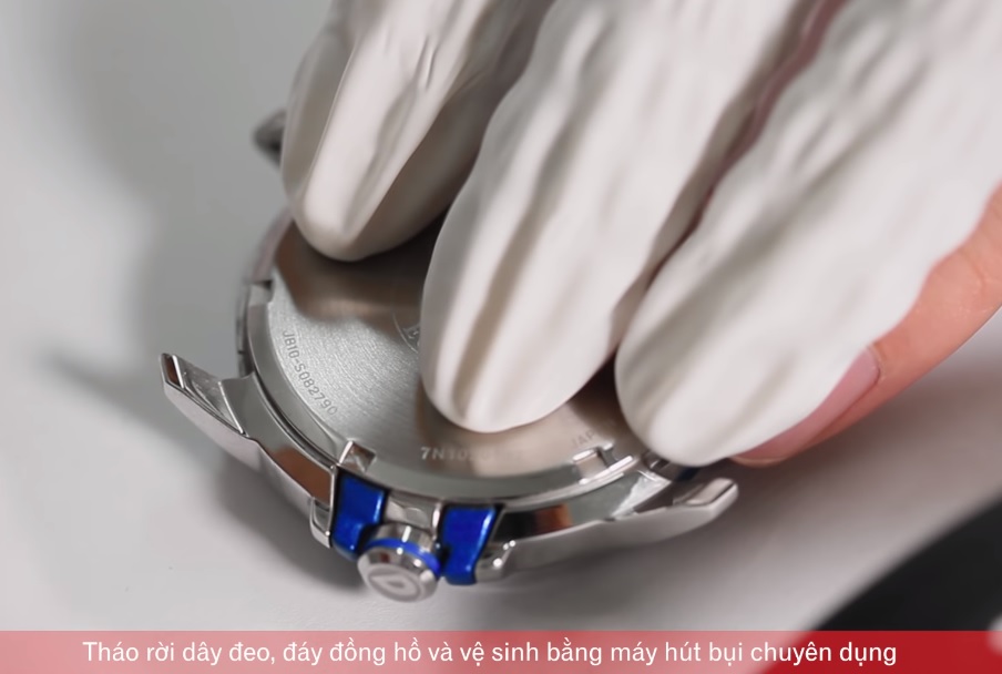 Thay_kính_đồng_hồ_Tháo_rời_dây_đeo_và_vệ_sinh