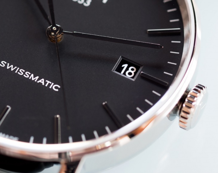 Tissot_T-Classic_Everytime_Swissmatic_ô_lịch_ngày_cùng_màu_mặt_số