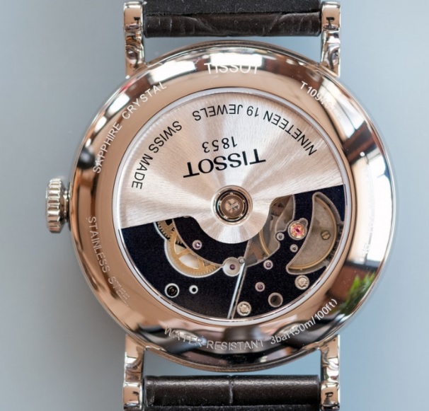 Tissot_T-Classic_Everytime_Swissmatic_bộ_máy_được_gia_công_hoàn_toàn