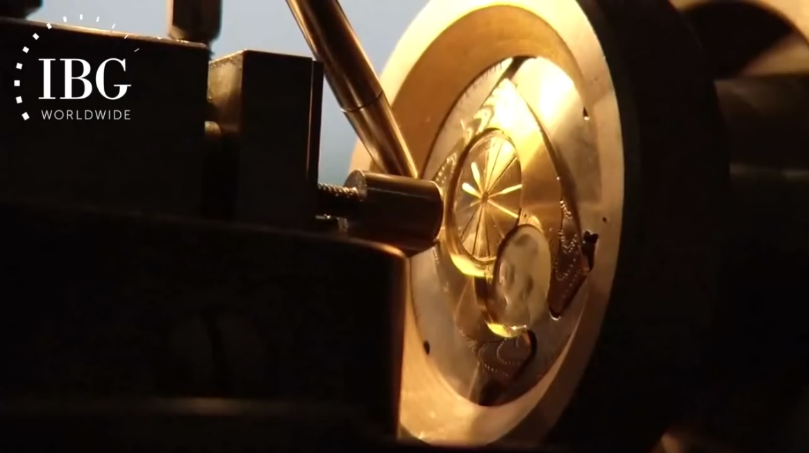 Vân_Guillche_đang_được_tạo_ra_cho_mẫu_Brequet_Heritage_Tourbillon