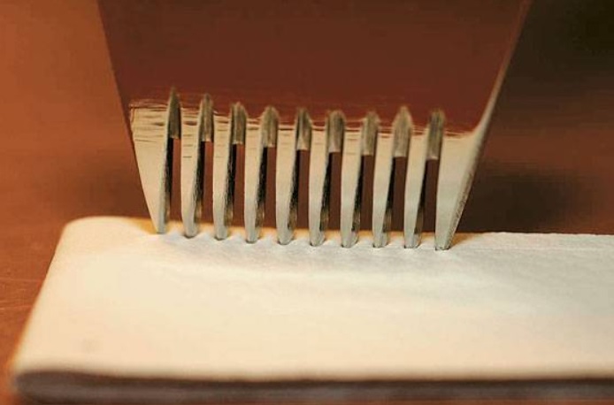 Dụng_cụ_đục_lỗ_khâu_viền_dây_da_của_Hermès
