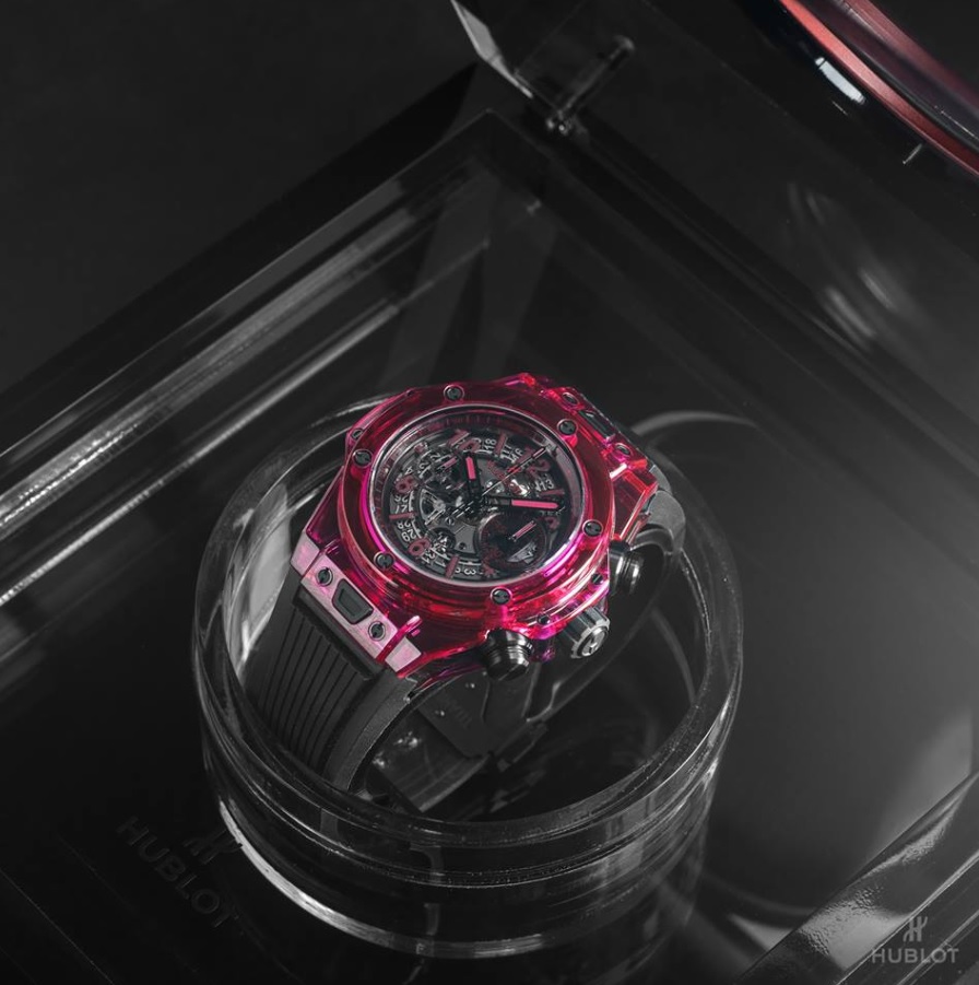 Hublot sử dụng kim loại sắt để tạo nên màu đỏ cho sapphire