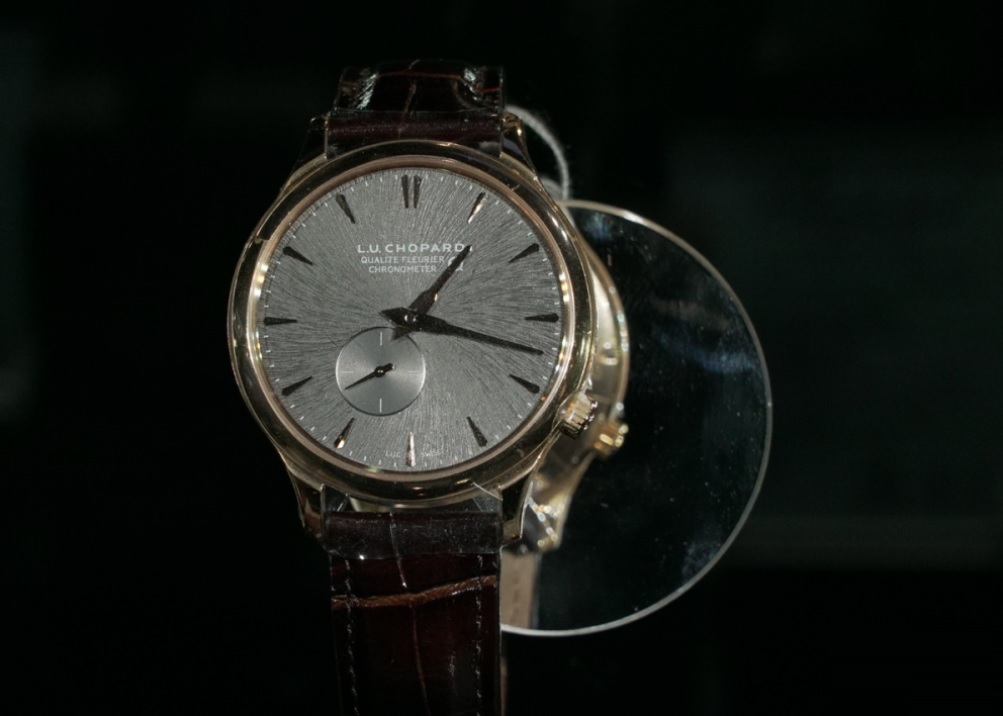 Mẫu Dress Watch đơn giản nhưng không kém phần thu hút với mặt số đặc biệt
