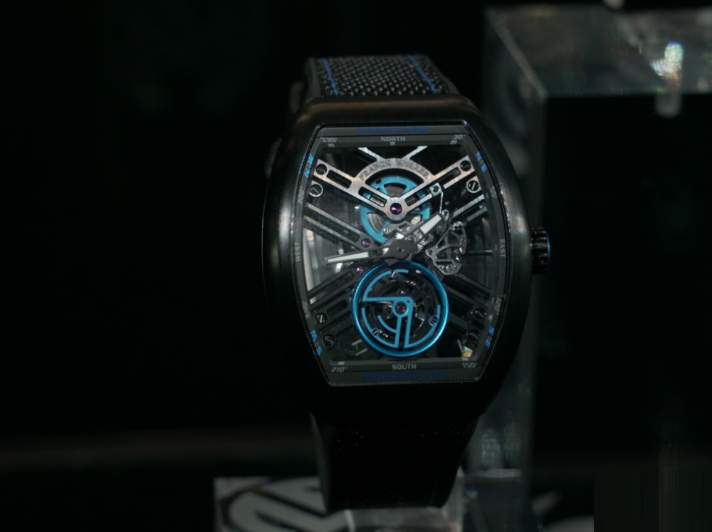 Mẫu Vanguard Skeleton Tourbillon được thiết kế rất hiện đại với cầu nối màu đen