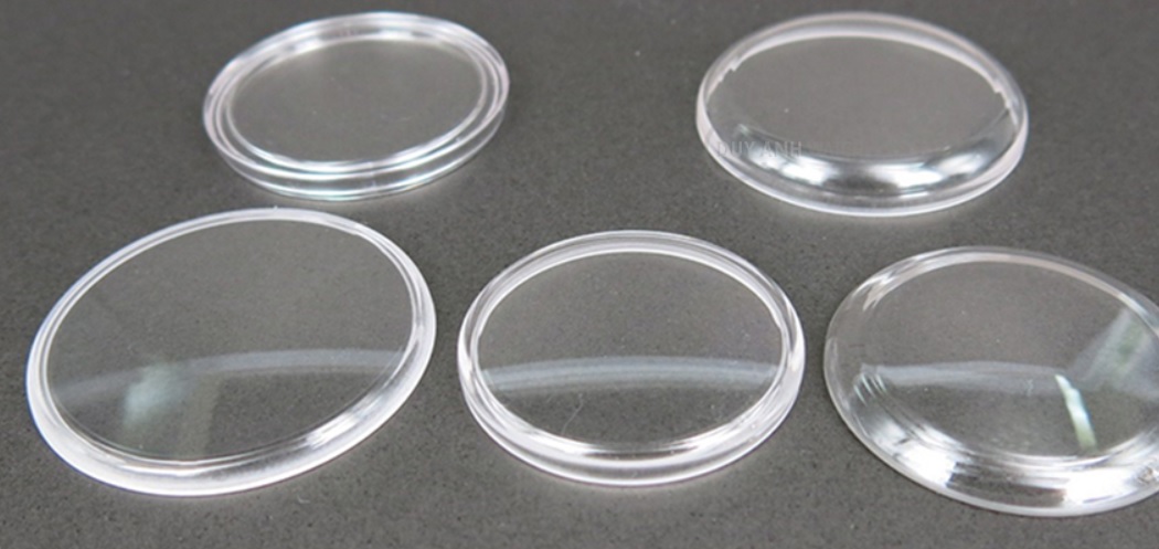 Nên_chọn_mặt_kính_cứng_hay_kính_sapphire_đồng_hồ_nào