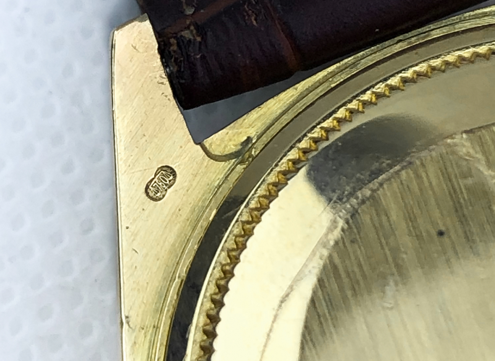 Dấu hiệu 750 được tìm thấy trên Rolex vàng khối