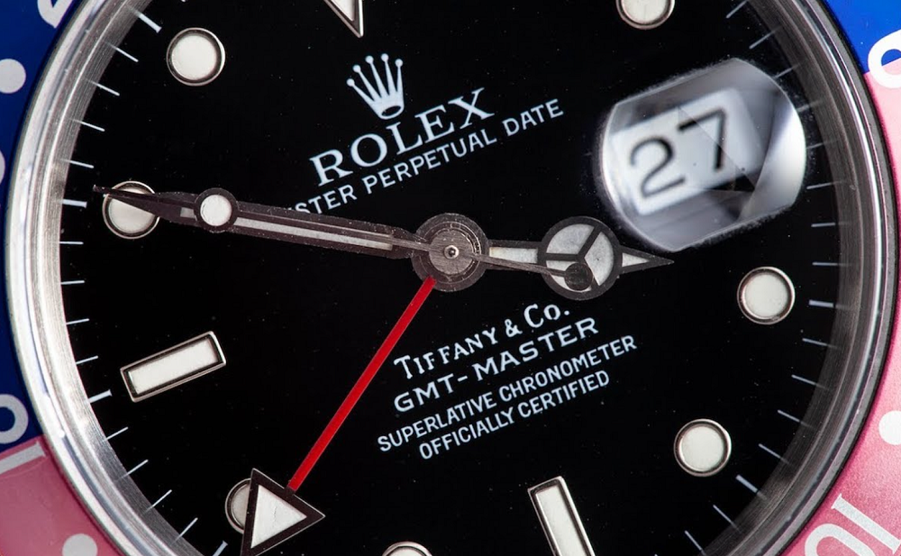 Dòng chữ "Superlative chronometer officially certified" trên mặt số Rolex