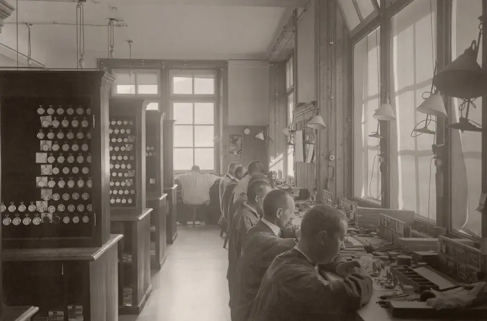Bên trong nhà máy Longines ở Saint-Imier vào khoảng năm 1911