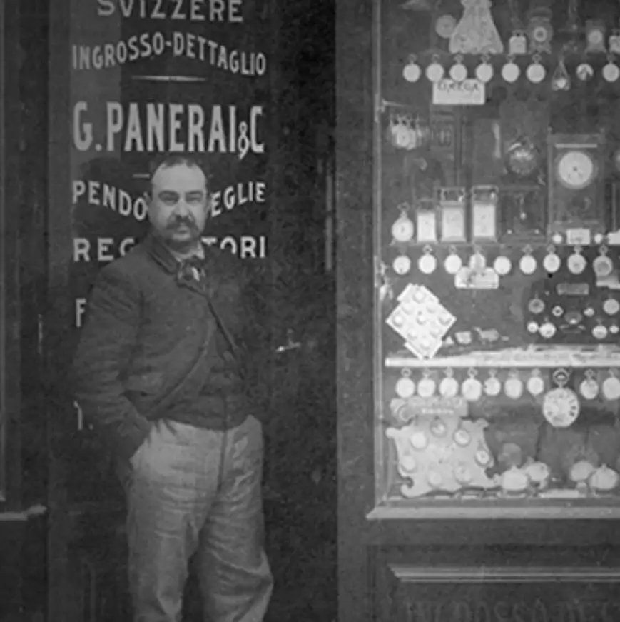 Giovanni Panerai đứng trước cửa hàng Panerai