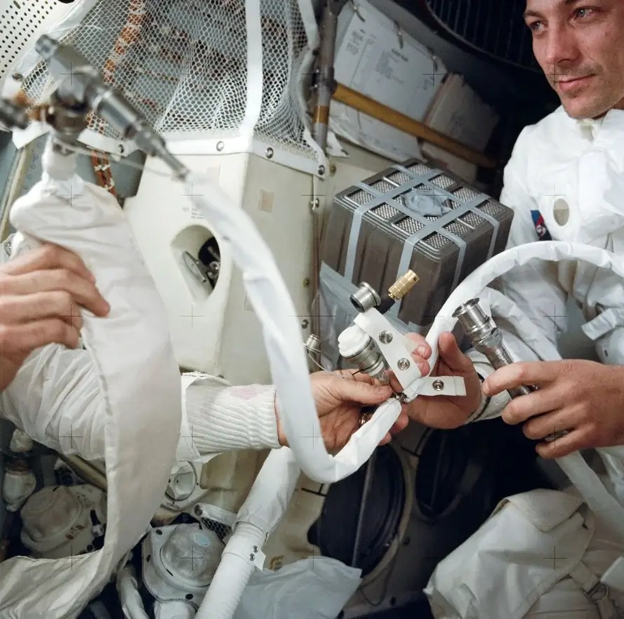 Phi hành đoàn khắc phục sự cố trên tàu Apollo 13
