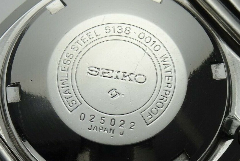 Check số seri đồng hồ Seiko ở nắp đáy (mặt sau)