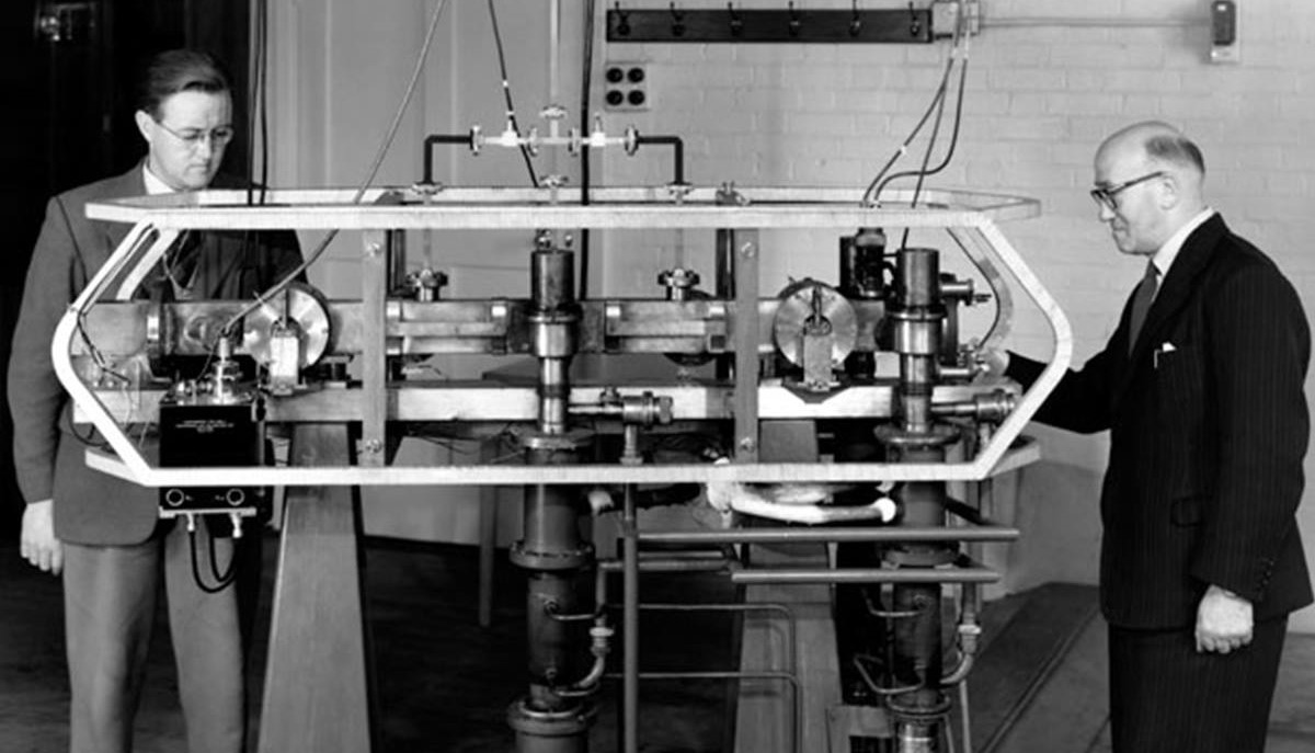 Đồng hồ nguyên tử caesium đầu tiên trên thế giới được Louis Essen và Jack Parry thiết kế và chế tạo năm 1949