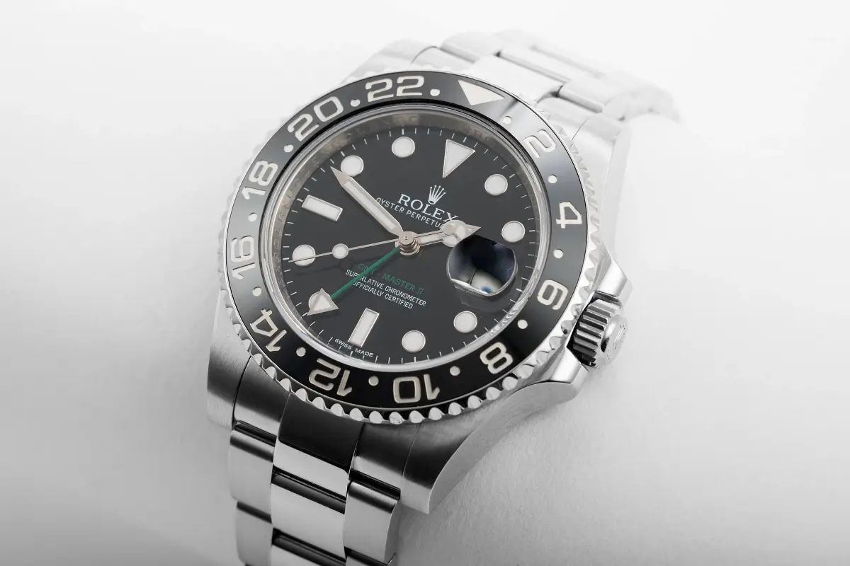 Đồng hồ Rolex GMT-Master II 116710LN với vành bezel Cerachrom đen