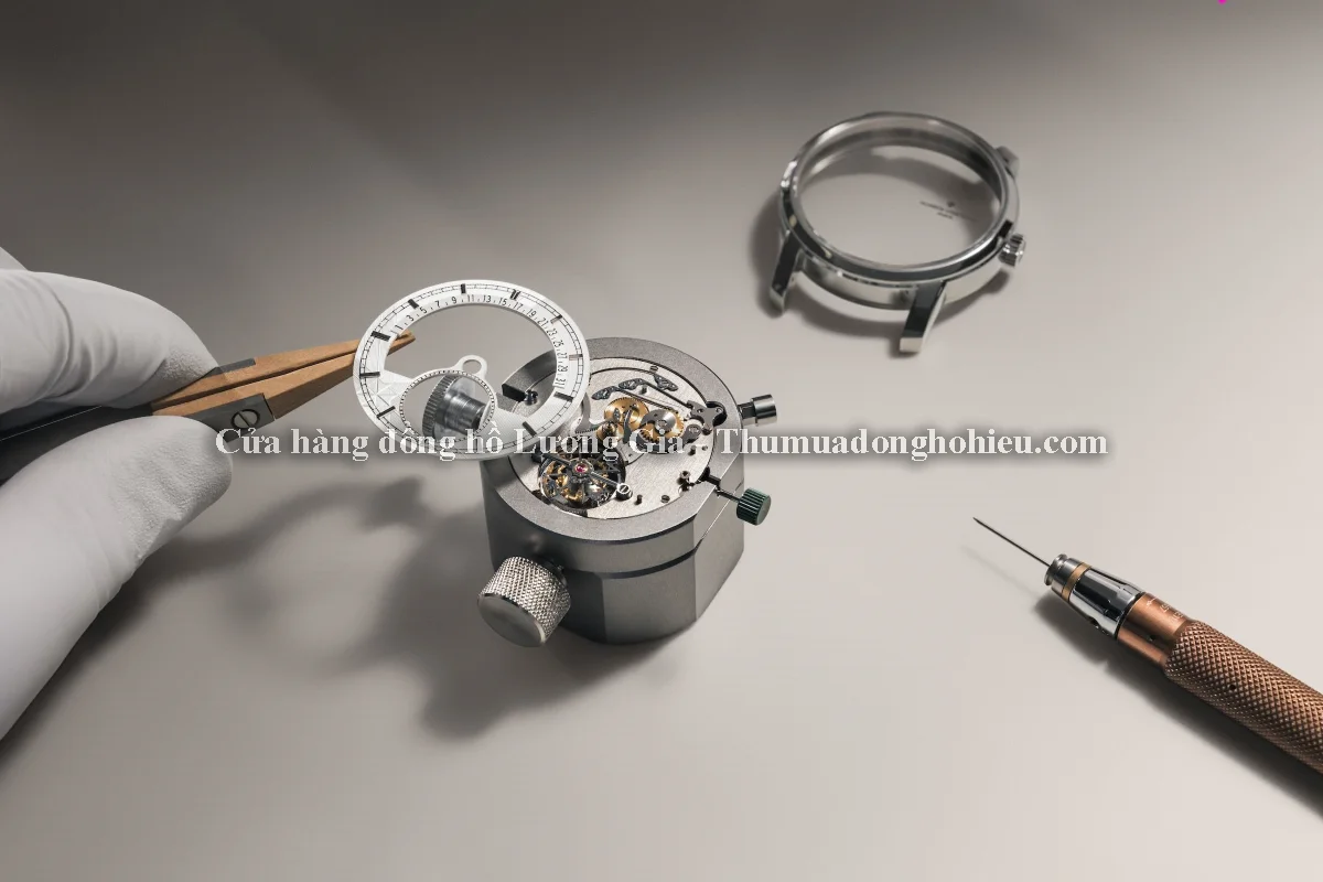 Kỹ thuật viên của Lương Gia đang cẩn thận làm việc trên một bộ máy Vacheron Constantin phức tạp
